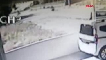 Bursa'da tutunduğu kamyonet kasasından atlayan Umut, arkadan gelen aracın altında kaldı