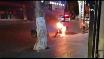 Polislere kızıp motosikletini yaktı