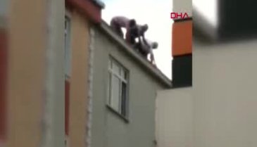 5 katlı binanın çatısında tehlikeli çalışma