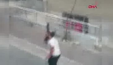 Pompalı tüfekle sağa sola ateş etti
