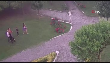 Parkta çocuğa hırsızlık yaptıran aile görünümlü çete kamerada