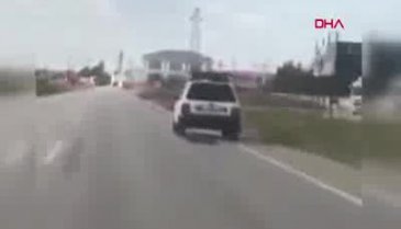 Otomobile bağladığı köpeği metrelerce sürükledi!