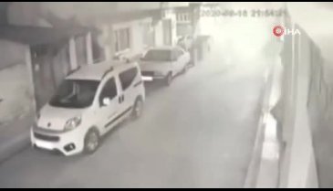 Bursa'da motosiklet bisiklete çarpıp sürükledi! O anlar kamerada