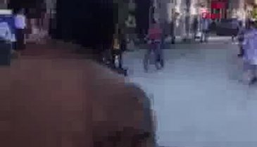 Sokak ortasında tekme ve yumruklu kavga