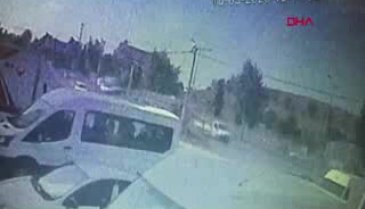 Bursa'da ters yöne geçen otomobilin, 3 otomobile çarpma anı kamerada