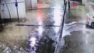 Bursa'da dövüldükten sonra araçtan atıldı, başka bir araç çarptı
