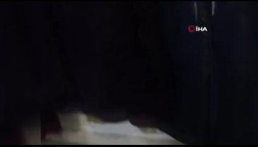 Boğazını kesip eşarbıyla boğmaya çalıştı!