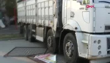 Freni boşalan kamyon oyun parkına daldı