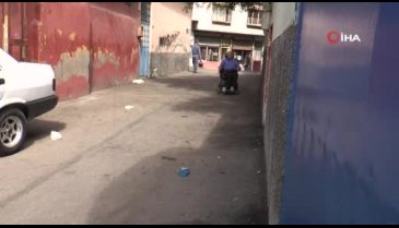 10 yıldır kocasını sırtında taşıyor