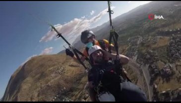 Yamaç paraşütü yaparken yükseklik korkusunu yendi