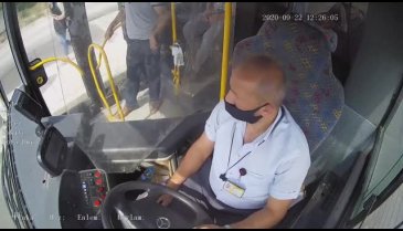 Bursa'daki maskesiz yolcu ile şoför arasındaki kanlı kavga kamerada!