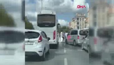 Gelin konvoyuyla yolu kapatıp halay çektiler