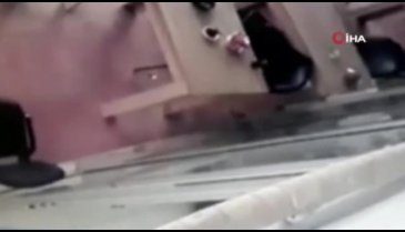 Akli dengesi yerinde olmayan saldırgan çay içen şahsı defalarca bıçakladı