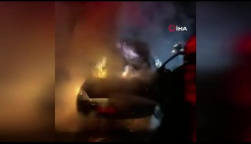 Seyir halindeki otomobil alev alev yandı