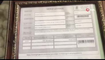 Bursa'da bir iş yerinde masanın altına yapılan gizli bölmede kaçak sigara çıktı