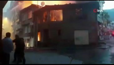 Bursa Gemlik'te bina alev alev yandı
