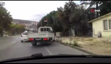 Bursa'da otomobil kamyonun önünde metrelerce sürüklendi: 2 yaralı