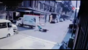 Bursa'da kamyonet ile elektrikli bisikletin çarpışma anı kamerada