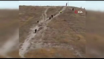 Türk Bayrağı'nı indirmeye çalıştı! - 2