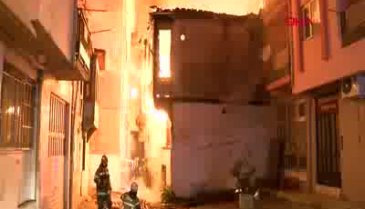 Bursa'da iki metruk bina tamamen yandı