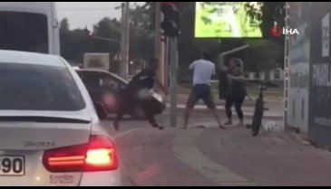 Trafikte sopalı kavga cep telefonu kamerasına yansıdı
