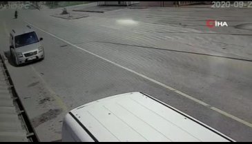 Araca çarpan motosikletin sürücüsü yaralandı