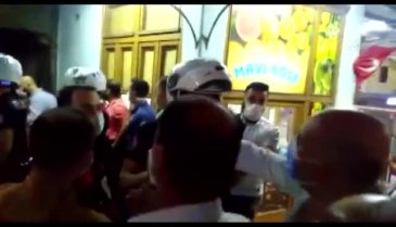 Dolandırıldıklarını iddia eden vatandaşlar kuyumcuyu bastı