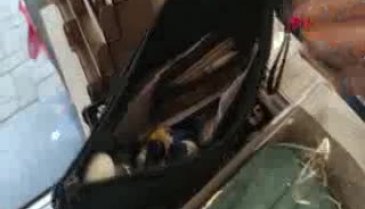 Bursa'da iş yerinin önünde bulduğu içinde 2 bin lira olan çantayı polise teslim etti