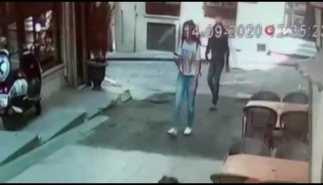 Genç kızın yaşadığı kapkaç dehşeti kamerada!