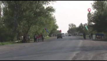 Azerbaycan ve Türk bayraklarıyla destek verdiler