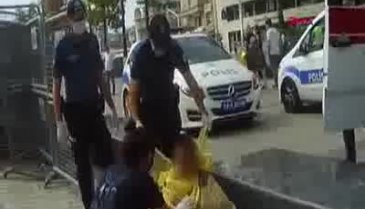 Çıplak kadın şoku! Polis poşetle kapattı