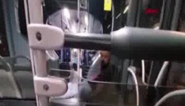 Maskesiz yolcu metrobüste sigara içti