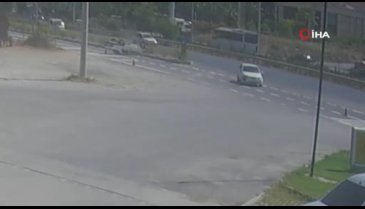 Kavşağa kontrolsüz giren otomobile çarpıp takla attı: 2 yaralı