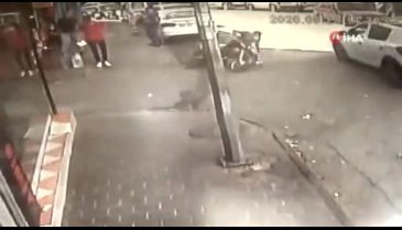 Bursa İnegöl'de otomobille çarpışan motosikletin sürücüsü yaralandı