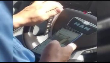 Can taşıyor! Bir elinde telefon, bir elinde çekirdek
