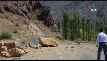 Dev kaya parçaları, Oltu-Artvin yolunu ulaşıma kapattı