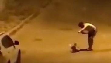 Yavru köpeği ayakkabısıyla dövdü