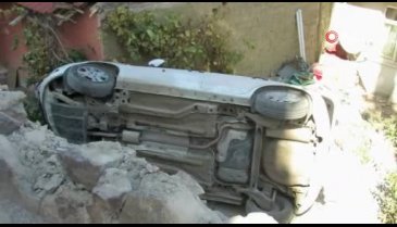 Bursa'da virajı alamadı otomobiliyle evin bahçesine uçtu