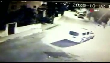Polis, oto hırsızını önünü keserek yakaladı