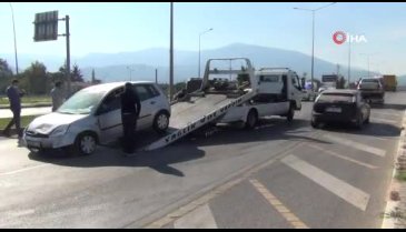 Bursa'da 3 araç birbirine girdi
