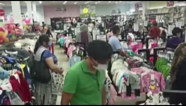 Alışveriş yaparken sosyal mesafeyi unuttular