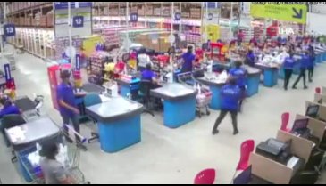 Süpermarket rafları domino taşı gibi devrildi