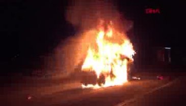 Lüks araç alevlere teslim oldu, 2 kişi son anda kurtuldu
