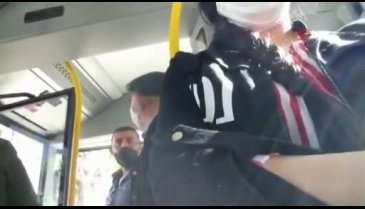 Otobüsten inmek istemeyen yaşlı adam, çevresine tehditler savurdu