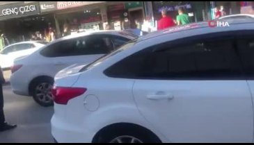 Erzincan'da annesine otomobille çarpan sürücüyü tekme tokat darp etti