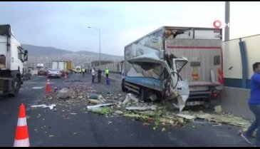 İzmir'de kamyonet kaza yaptı; kasasındaki sebze ve meyveler yola saçıldı