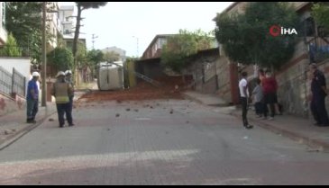 Hafriyat kamyonu toprak boşaltırken devrildi