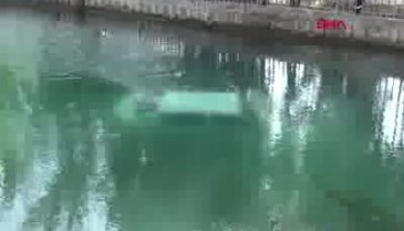 Sulama kanalına düşen otomobildeki kadını vatandaş kurtardı