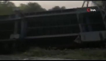Bursa'da köprü girişinde TIR devrildi