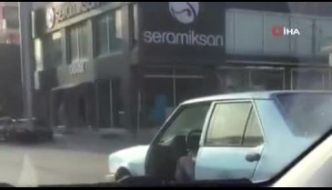 Bursa'da kapısı olmadan trafikte seyreden otomobil görenleri şaşkına çevirdi